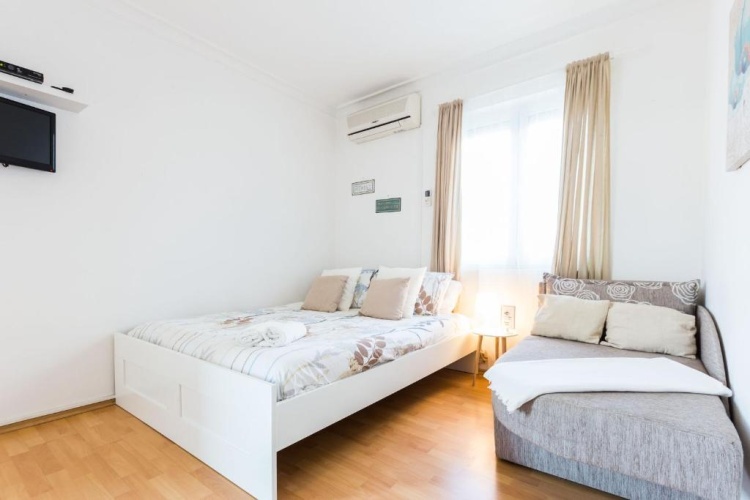 Apartment with garden view
