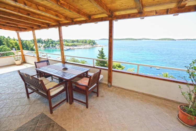 Apartment with sea view
