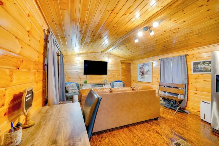 Broken Bow Abode w/ Hot Tub < 7 Mi to Lake!