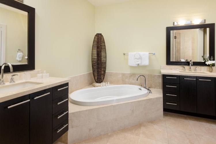 2 Bedrooms Suite oceanfront