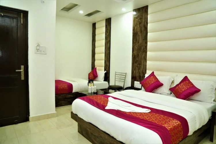 Classic Triple room with city view