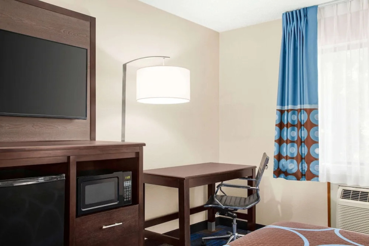 Super 8 By Wyndham Lenexa Overland Park/mall Area - Olathe, KS