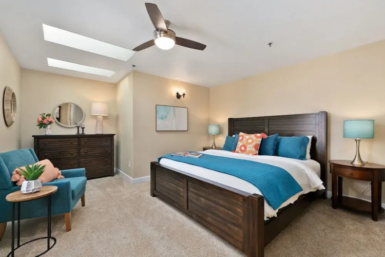 Royal Perch - Loft With King Suite + Vaulted Ceilings