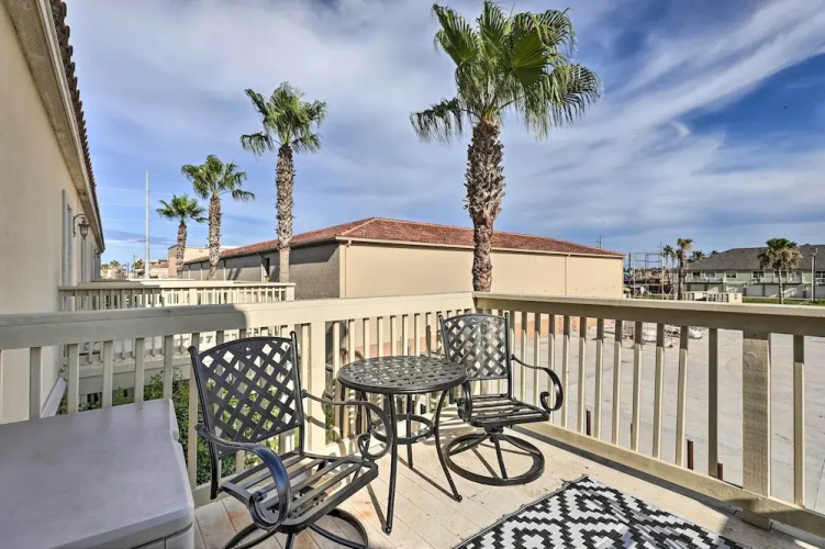 'pacifica' Condo w/ Balcony, Walk To Beach!