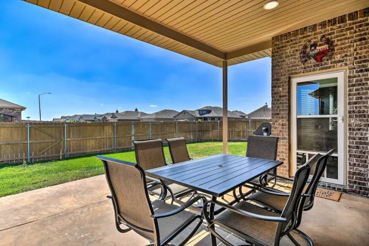 Modern Amarillo House w/ Fire Pit + Hot Tub!