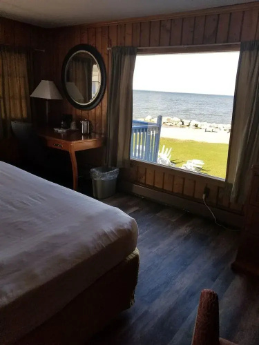 Bayview Lakefront Motel