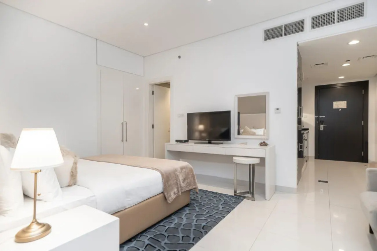 Elegant Studio w/work space and views DAMAC