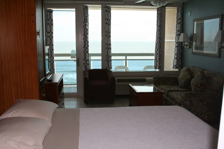 Georgian Inn Beach Club