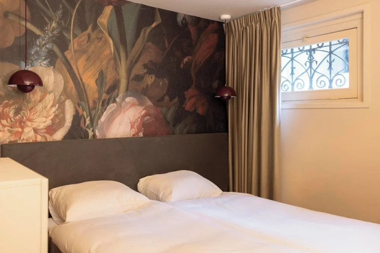 Standard Double Basement room with street view