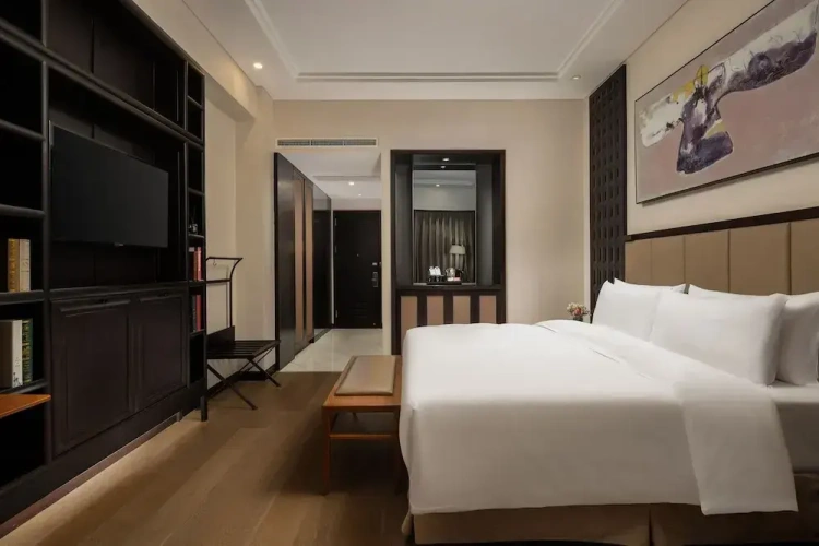 Deluxe Double room with city view