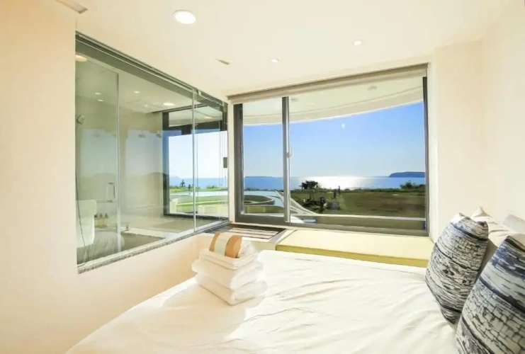 1 Bedroom Deluxe Quadruple room with bay view