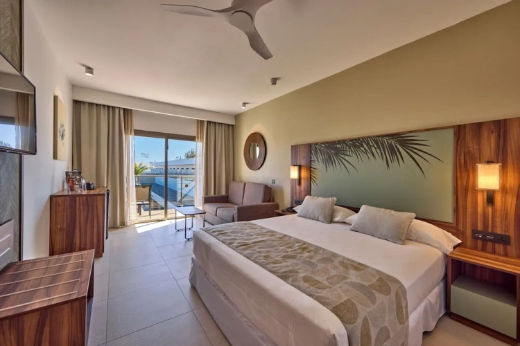 Double room with partial sea view