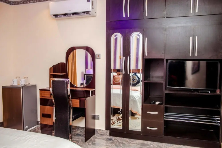 Tobby Royal Suites