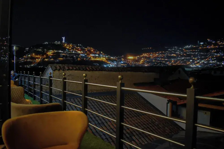 Hotel & Rooftop King Experience by David