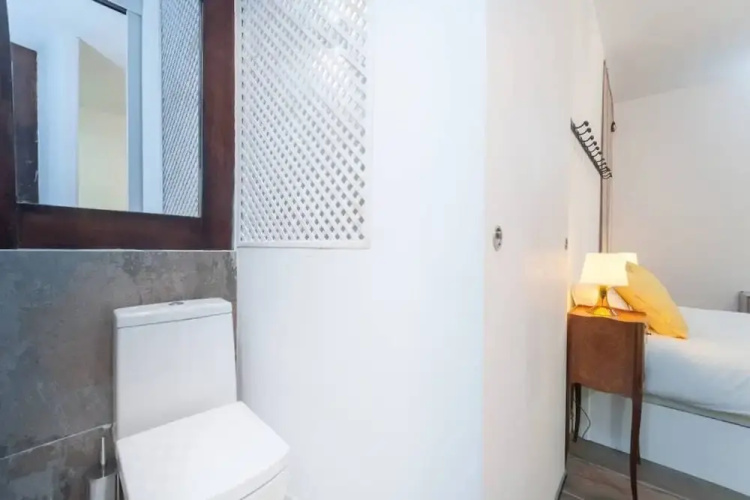 Spacious Designer Two Bed Apartment in Malasaña