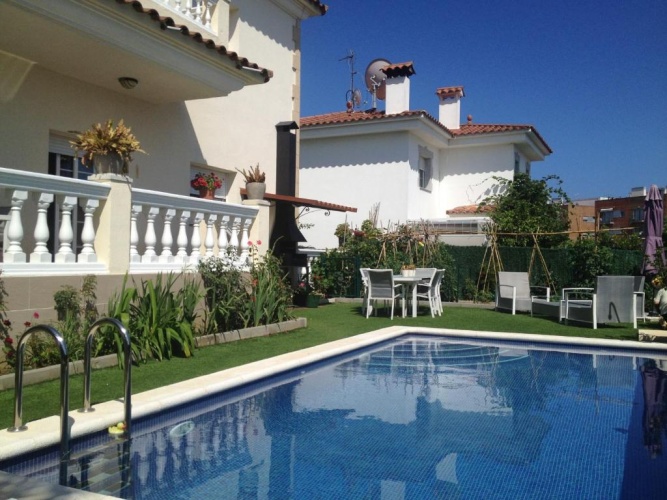 4 Bedrooms Villa