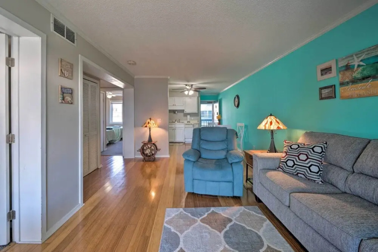Condo w/ Balcony & Pool: Walk to 2 Beach Accesses!
