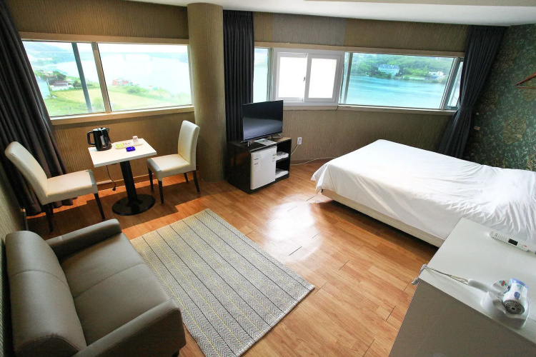 J hotel
