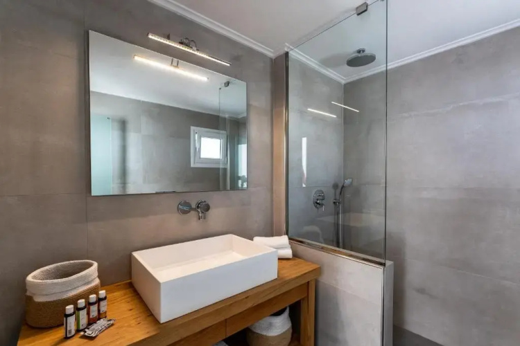 Thira Gold Suites