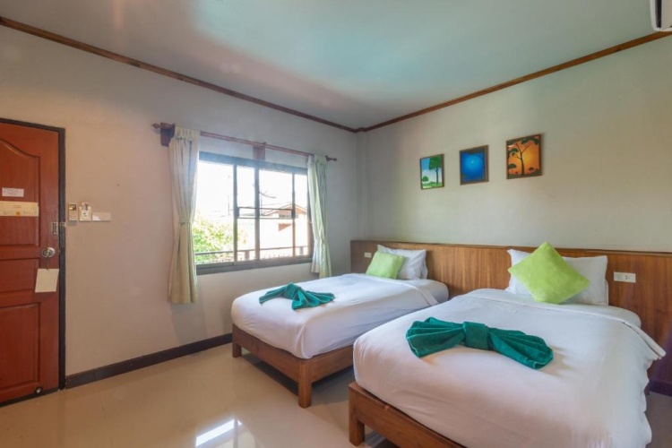 Deluxe Twin room with pool view