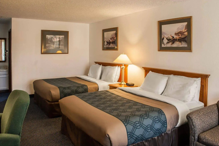 Econo Lodge Inn & Suites