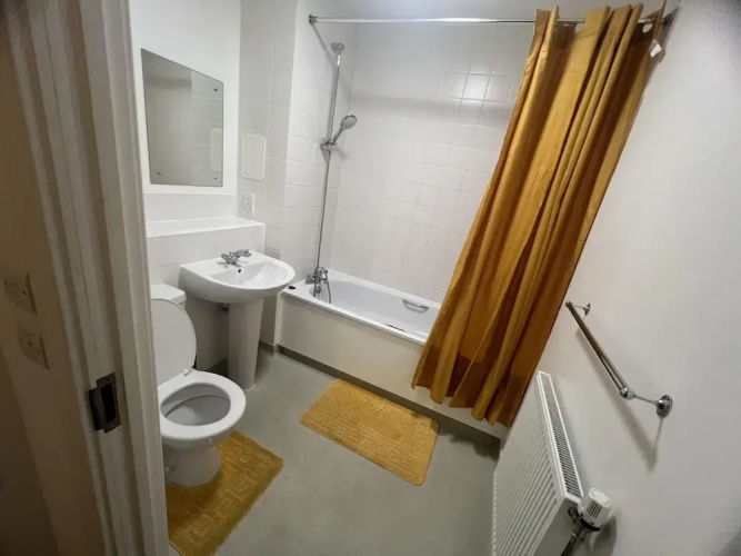 Remarkable 1-bed Apartment in London With Balcony