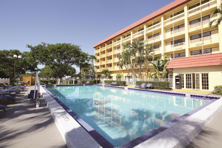 La Quinta Inn & Suites Coral Springs University Drive photo 9