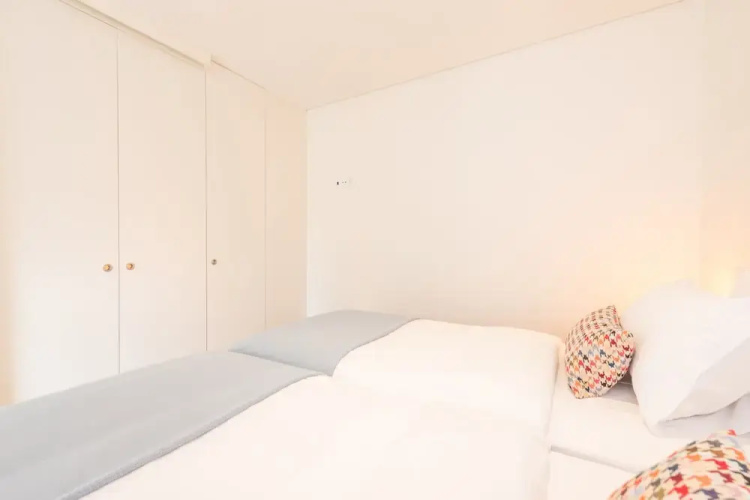 12 Sweet Caroline