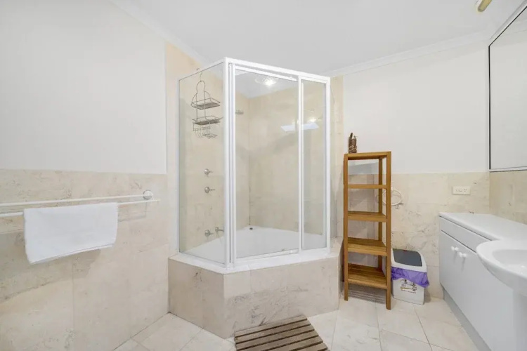 Bright 2-bed With Private Balcony