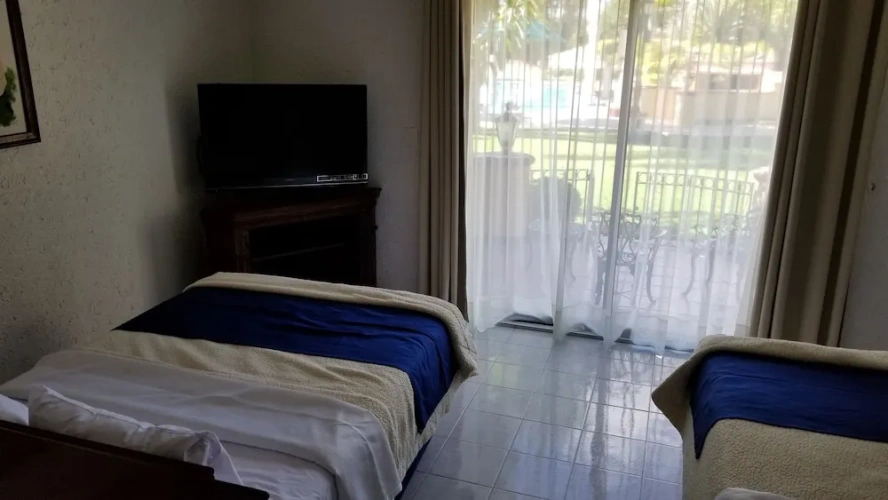 Standard Quadruple room with garden view