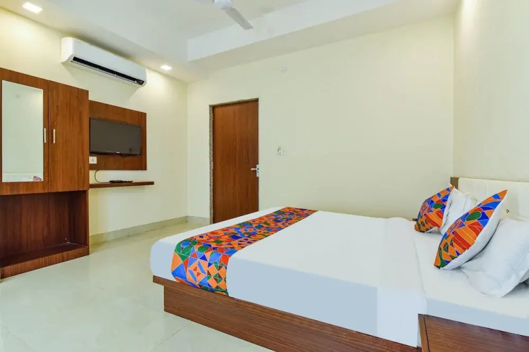Fabhotel Diamond I