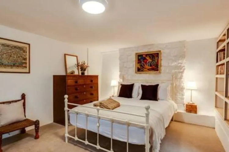 Basement Studio in Summertown With Kitchenette
