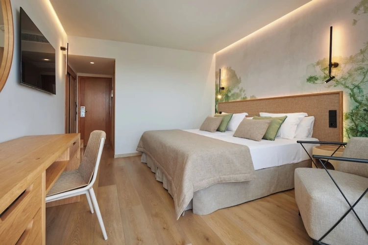 Double room with side sea view