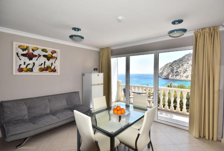 3 Bedrooms Apartment