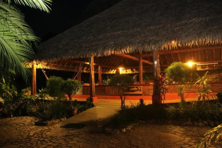 Luna Lodge