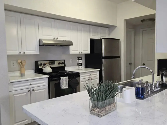 Apartment - Sleeps 5 - Pool - Parking - Gym