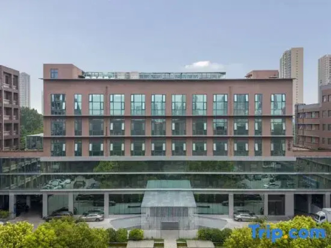 Ease Hotel