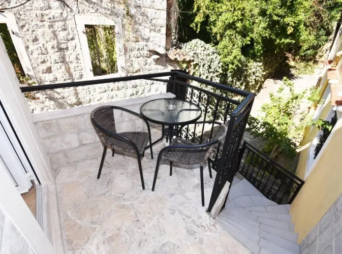 Studio with garden view