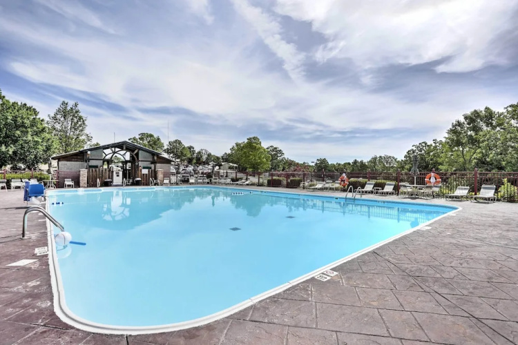 3 Mi to Branson Landing! Condo w/ Game Room Access