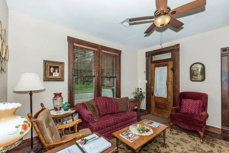 Mistletoe House 2 Bedroom Home by Redawning