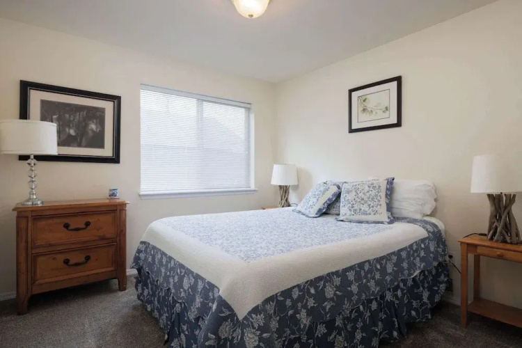 Rock Bluff Retreat - Home for 6!