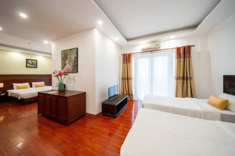 Deluxe Quadruple room with city view