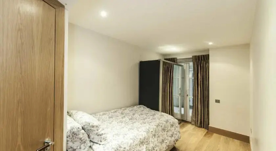 Pont Street Apartment