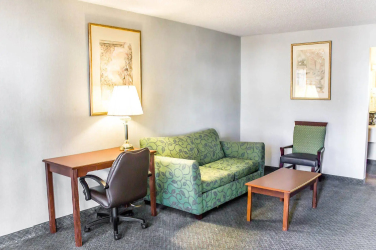 Econo Lodge and Suites