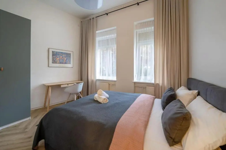 3 BD Old Town Apartment by Hostlovers