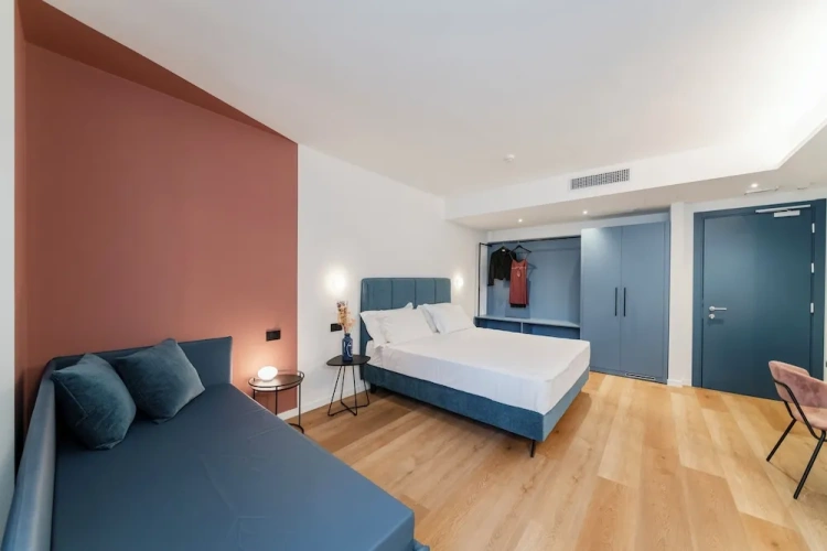 Deluxe Triple room with city view
