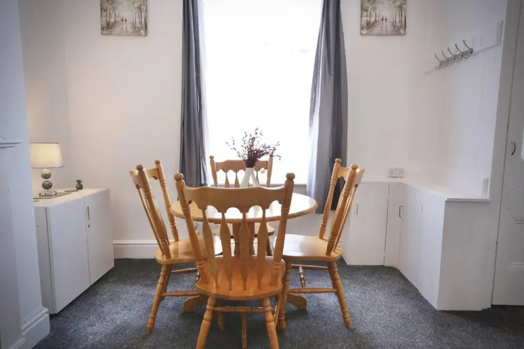 Charming 2-bed Home in Blackpool-central w Parking