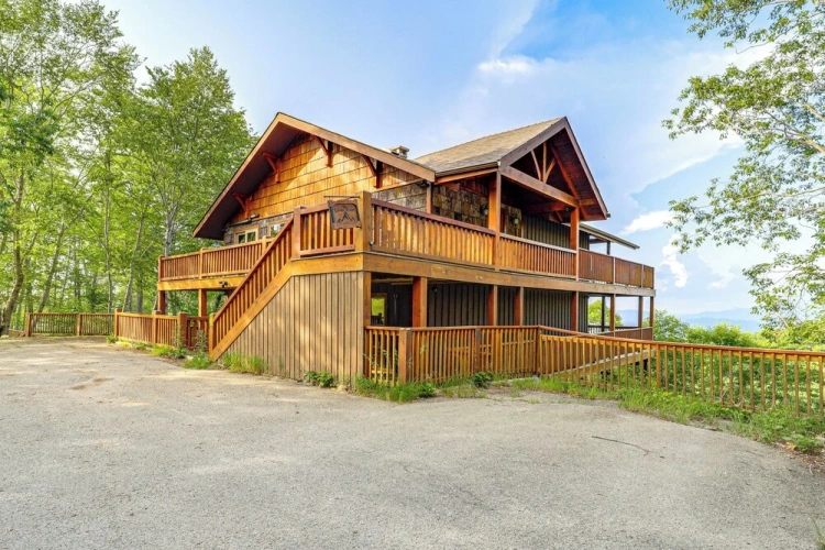 4 Bedrooms Cottage with balcony