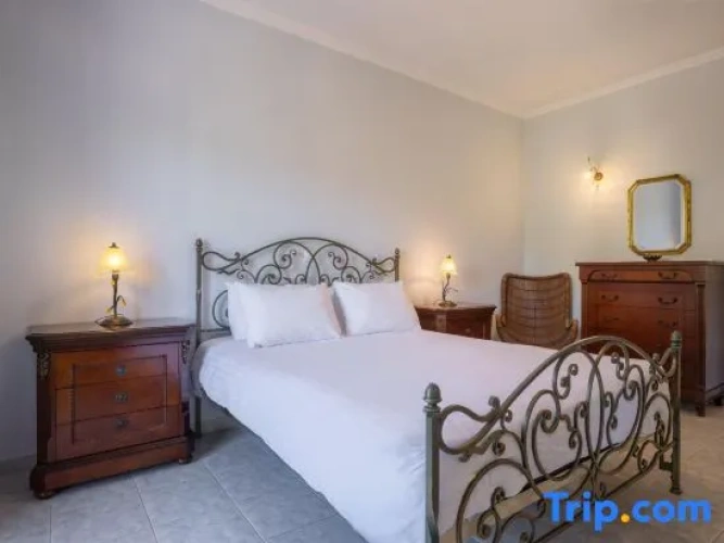 6 Bedrooms Villa
