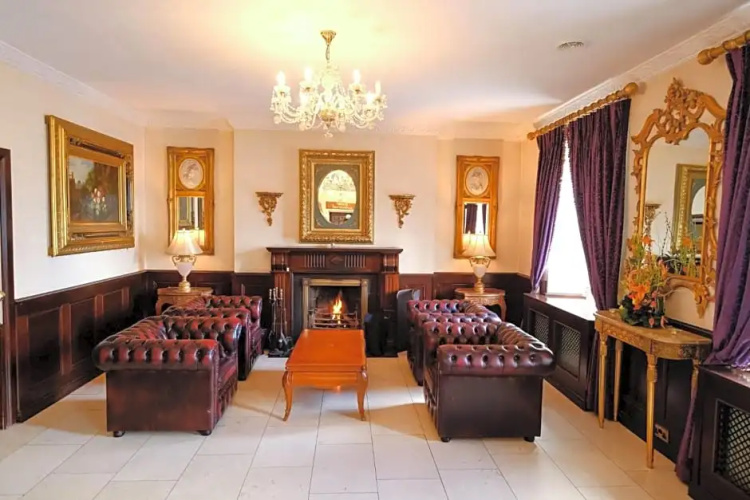 Dooly's Hotel